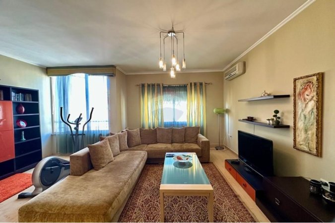 Tirane, jepet me qera apartament 2+1 Kati 10, 114 m² 650 € (KOMUNA E PARISIT)
