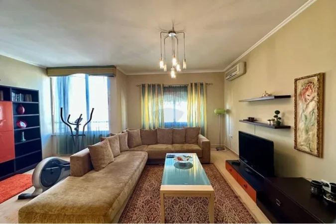 Tirane, jepet me qera apartament 2+1 Kati 10, 114 m² 650 € (KOMUNA E PARISIT)