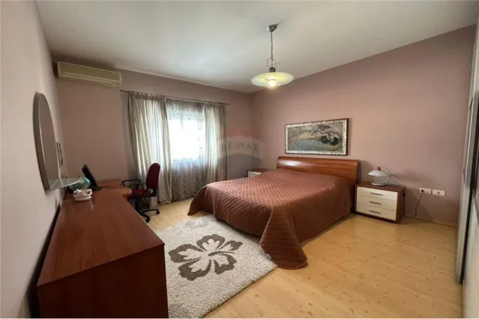 Tirane, jepet me qera apartament 2+1 Kati 10, 114 m² 650 € (KOMUNA E PARISIT)