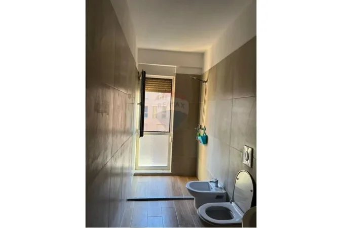 Tirane, jepet me qera apartament 2+1+Ballkon Kati 4, 111 m² 600 € (XHAMLLIK)