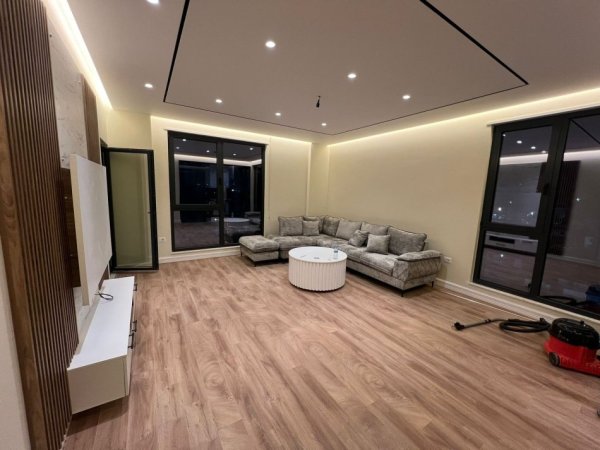 Tirane, jepet me qera apartament 3+1 Kati 7, 1.200 € 