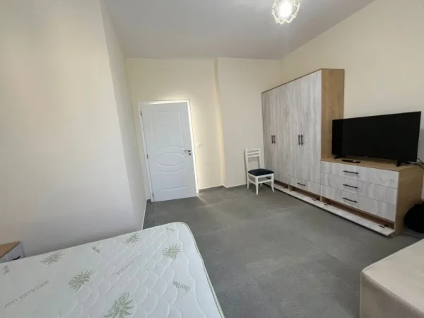 Tirane, jepet me qera apartament 1+1 Kati 1, 50 m² 400 € (kinostudio)