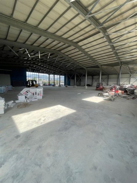 Tirane, jepet me qera magazine Kati 0, 2.000 m² 7.500 € (Prane Rinasit)