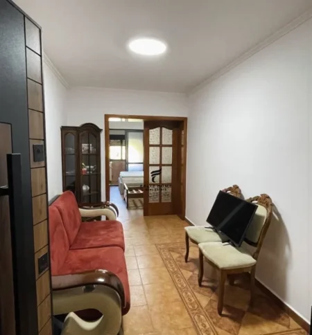 Tirane, jepet me qera zyre Kati 3, 40 m² 450 € (MUHAMET GJOLLESHA)