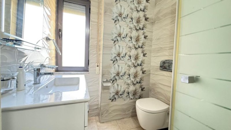 Tirane, jepet me qera apartament 2+1+Ballkon Kati 4, 105 m² 750 € (Komuna e Parisit)