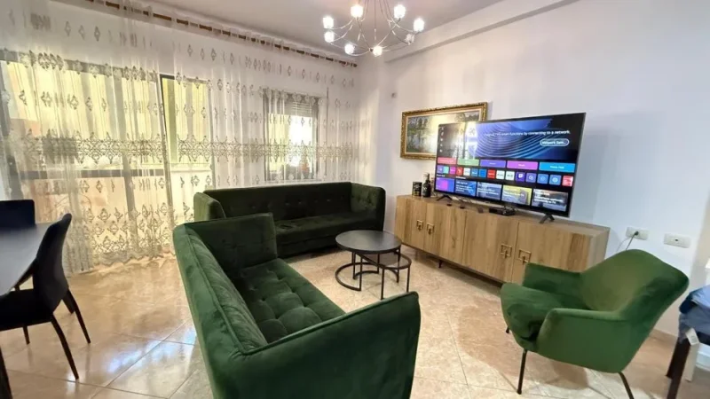 Tirane, jepet me qera apartament 2+1+Ballkon Kati 4, 105 m² 750 € (Komuna e Parisit)