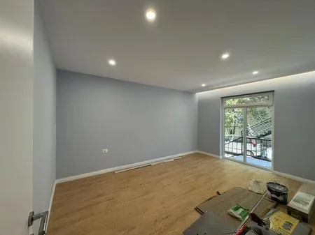 Apartament 1+1 dhe Garsoniere per Shitje, Stacioni i fundit i Tiranes se Re, perball Kompleksit Delijorgjit.