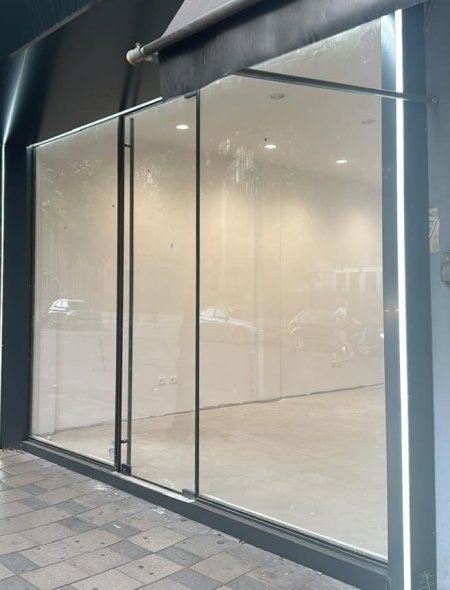 Tirane, jepet me qera dyqan Kati 0, 38 m² 1.500 € (RRUGA E BARRIKADAVE)