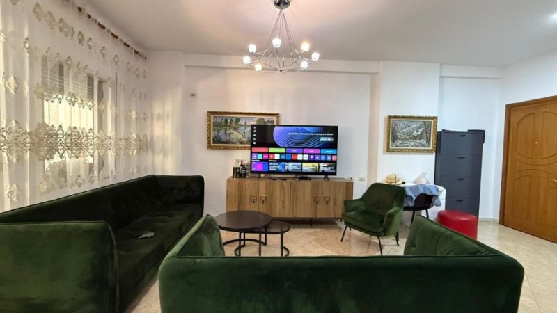 Tirane, jepet me qera apartament 2+1+Aneks+Ballkon Kati 4, 105 m² 750 € (Komuna e Parisit)
