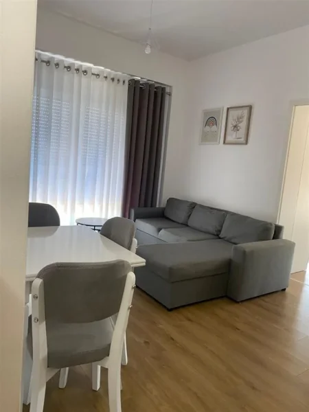 Tirane, jepet me qera apartament 2+1+Ballkon Kati 7, 70 m² 550 € (Ali Dem)