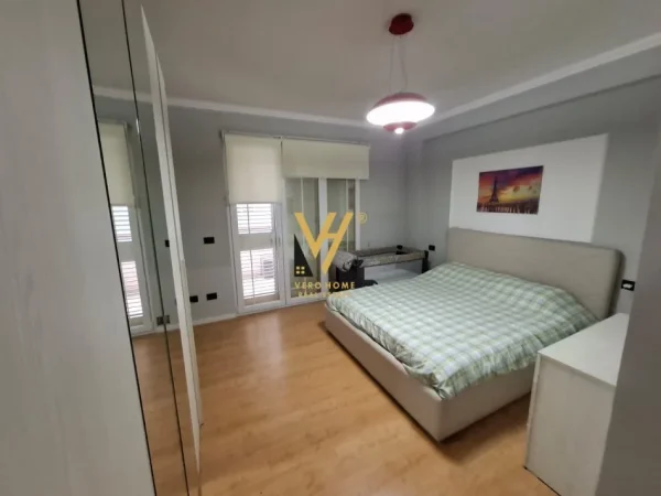 Tirane, jepet me qera apartament 2+1+Ballkon Kati 2, 110 m² 800 € (KOPSHTI BOTANIK)