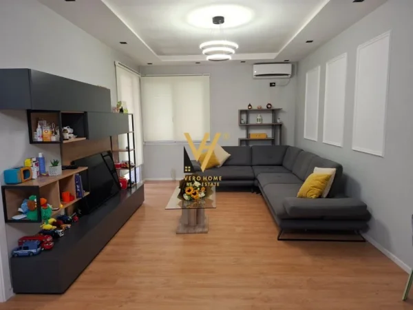 Tirane, jepet me qera apartament 2+1+Ballkon Kati 2, 110 m² 800 € (KOPSHTI BOTANIK)