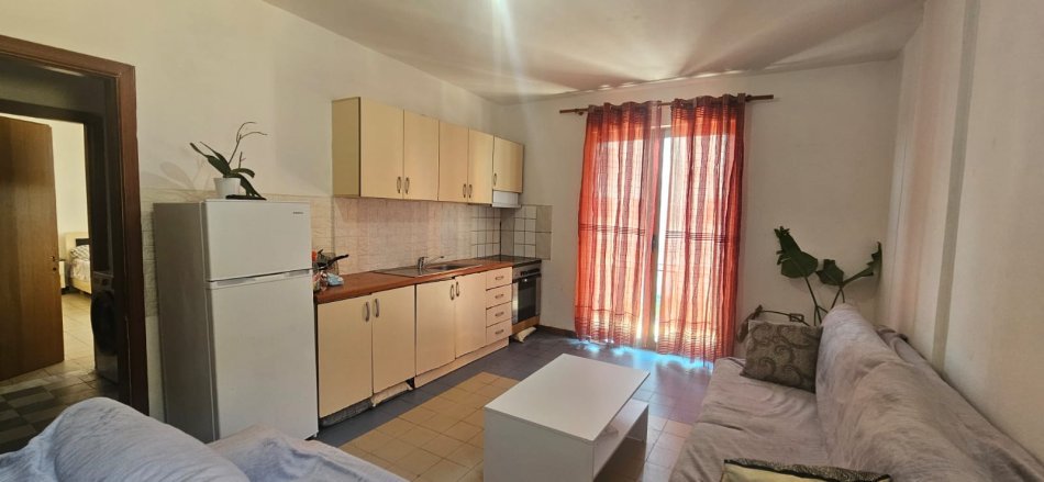 Tirane, jepet me qera apartament 1+1+Ballkon Kati 2, 60 m² 350 € (Rruga Sadik Petrela)