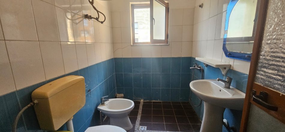Tirane, jepet me qera apartament 1+1+Ballkon Kati 2, 60 m² 350 € (Rruga Sadik Petrela)