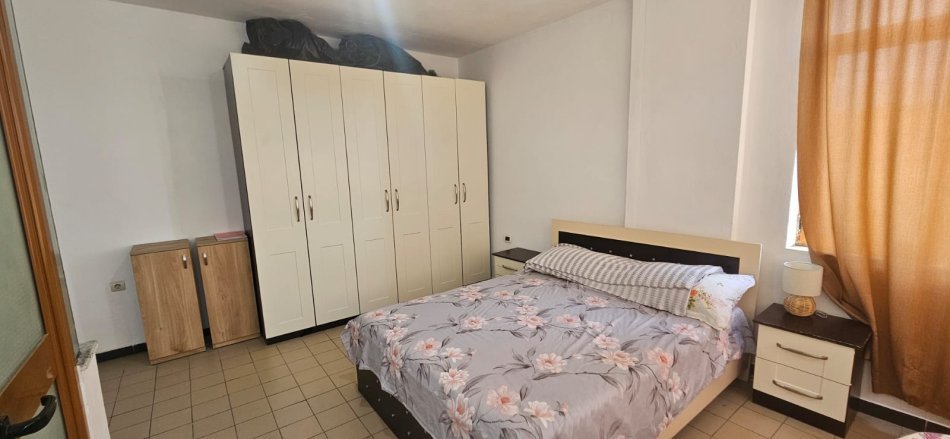Tirane, jepet me qera apartament 1+1+Ballkon Kati 2, 60 m² 350 € (Rruga Sadik Petrela)