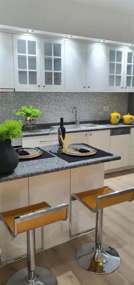Tirane, shitet apartament 1+1+Ballkon Kati 8, 89 m² 200.000 € (KOMUNA E PARISIT , KIKA 1)
