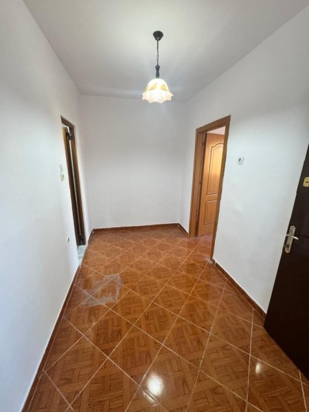 Tirane, shes apartament 1+1+Ballkon Kati 4, 63 m² 70.000 € (Kombinat, Rr. Llambi Bonata)