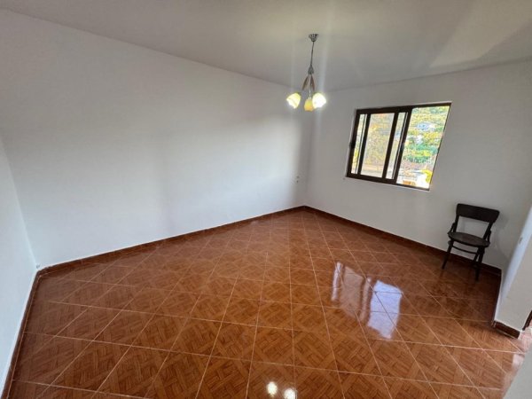 Tirane, shes apartament 1+1+Ballkon Kati 4, 63 m² 70.000 € (Kombinat, Rr. Llambi Bonata)