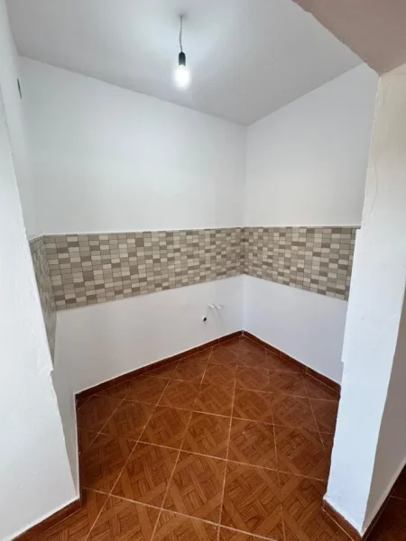 Tirane, shes apartament 1+1+Ballkon Kati 4, 63 m² 67'000 € (Kombinat, Rr. Llambi Bonata)