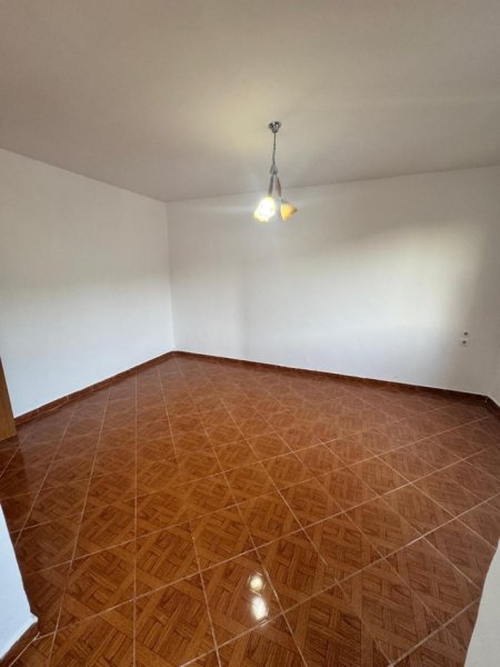 Tirane, shes apartament 1+1+Ballkon Kati 4, 63 m² 70.000 € (Kombinat, Rr. Llambi Bonata)
