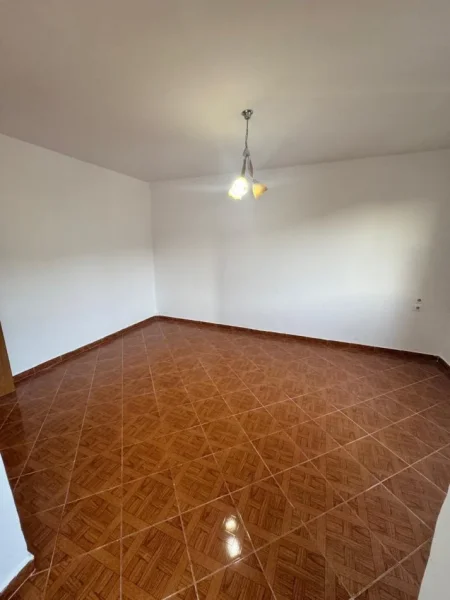 Tirane, shes apartament 1+1+Ballkon Kati 4, 63 m² 67'000 € (Kombinat, Rr. Llambi Bonata)