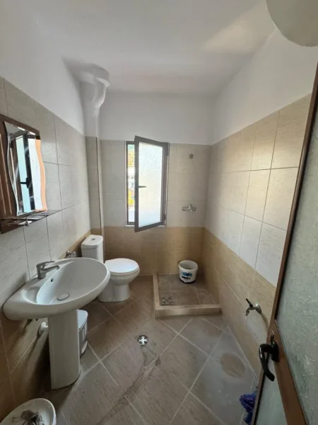 Tirane, shes apartament 1+1+Ballkon Kati 4, 63 m² 67'000 € (Kombinat, Rr. Llambi Bonata)