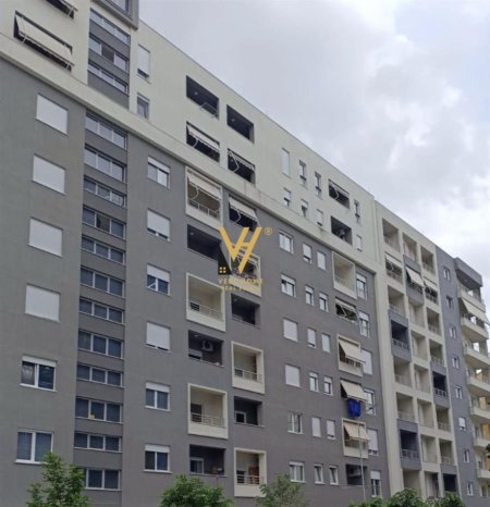 Tirane, jepet me qera dyqan Kati 0, 115 m² 1.000 € (KOMUNA E PARISIT)
