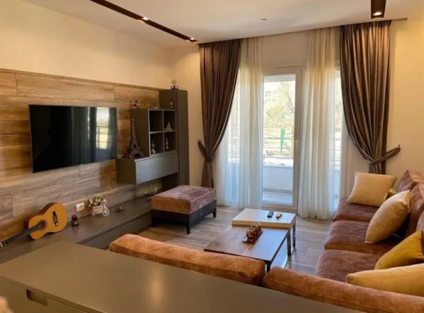 Tirane, jepet me qera apartament 3+1+Ballkon Kati 2, 140 m² 1.600 € (Kopshti Zoologjik)