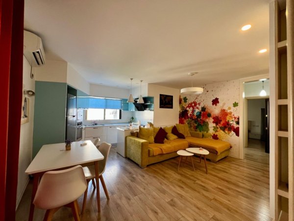 Tirane, jepet me qera apartament 2+1+Ballkon Kati 5, 85 m² 450 € (Rruga Besim Alla)