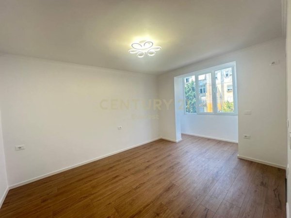 Tirane, shes apartament 1+1 Kati 3, 30 m² 95.000 € (qender)