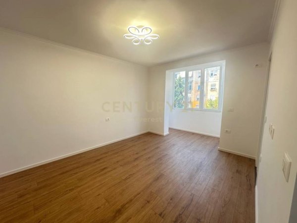 Tirane, shes apartament 1+1 Kati 3, 30 m² 95.000 € (qender)