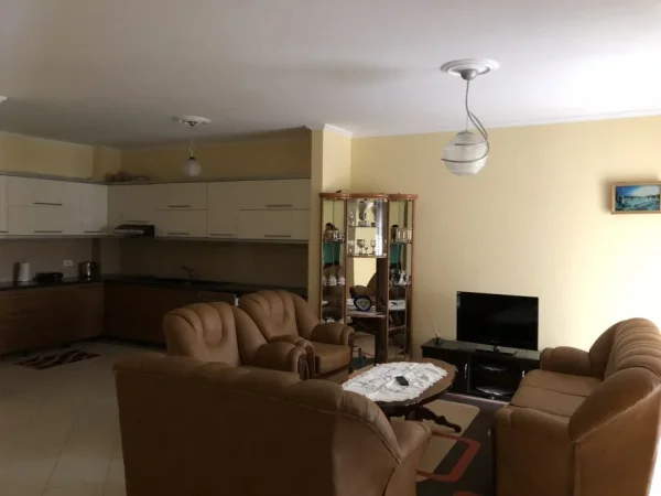 Tirane, jepet me qera apartament 2+1+Ballkon Kati 4, 120 m² 470 € (Rruga aleksandri i madh)