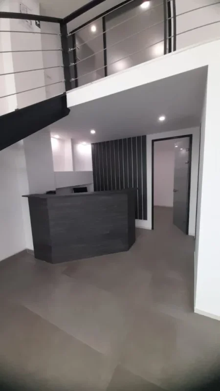 Tirane, jepet me qera zyre Kati 0, 250 m² 2.700 € (qender)