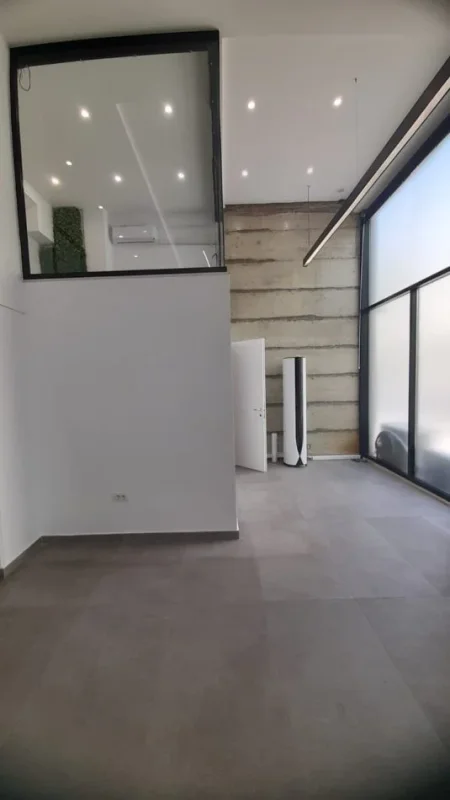 Tirane, jepet me qera zyre Kati 0, 250 m² 2.700 € (qender)