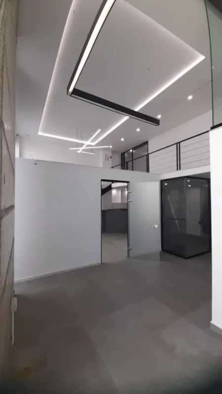 Tirane, jepet me qera zyre Kati 0, 250 m² 2.700 € (qender)