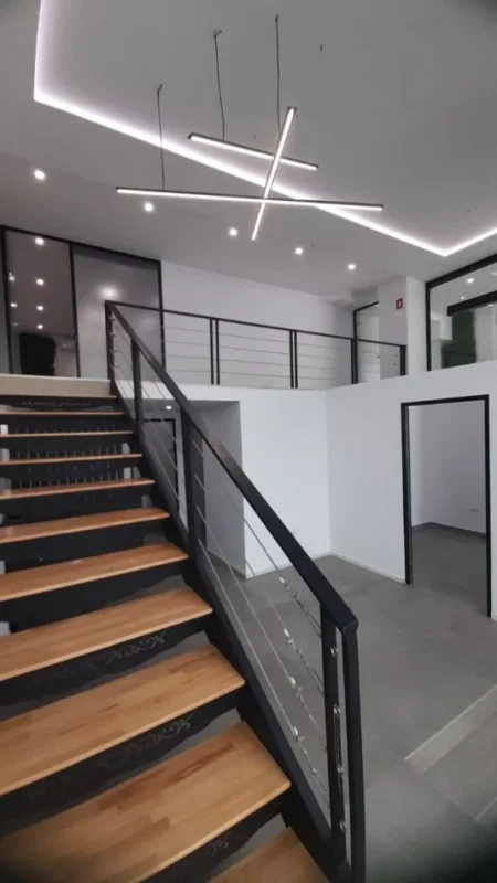 Tirane, jepet me qera zyre Kati 0, 250 m² 2.700 € (qender)