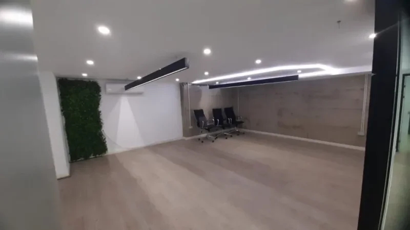 Tirane, jepet me qera zyre Kati 0, 250 m² 2.700 € (qender)