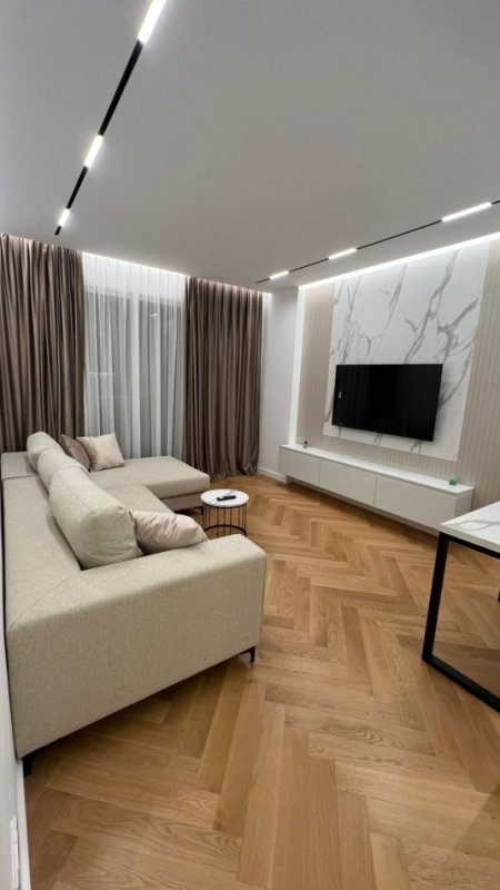 Tirane, jepet me qera apartament 1+1+Ballkon Kati 5, 75 m² 900 € (Parku Olimpik)