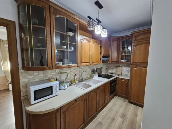 Tirane, jepet me qera apartament 2+1+Aneks+Ballkon Kati 3, 95 m² 650 € (Komuna e Parisit)