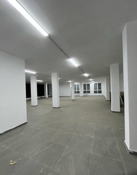 Tirane, jepet me qera magazine Kati 0, 240 m² 1.000 € (paskuqan)