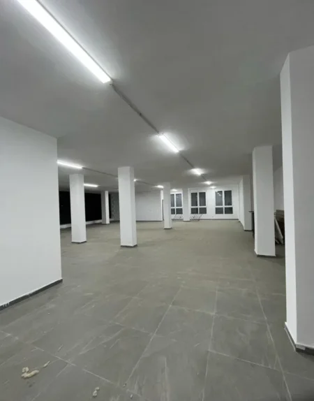 Tirane, jepet me qera magazine Kati 0, 240 m² 1.000 € (paskuqan)