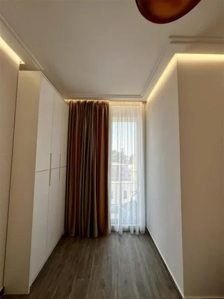 Tirane, jepet me qera apartament 2+1+Ballkon Kati 3, 100 m² 900 € (riza cerova)