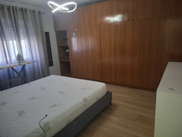 Tirane, jepet me qera apartament 1+1 Kati 4, 60 m² 550 € (vasil shanto)