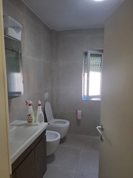 Tirane, jepet me qera apartament 1+1 Kati 4, 60 m² 550 € (vasil shanto)