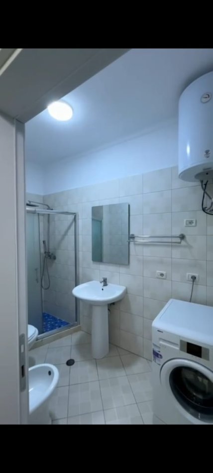 Tirane, jepet me qera apartament 1+1 Kati 7, 70 m² 450 € (Teodor keko)