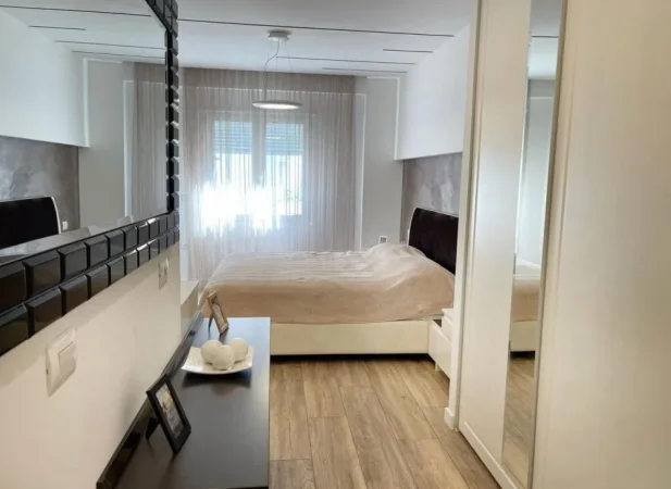 Tirane, jepet me qera apartament 2+1 Kati 2, 105 m² 