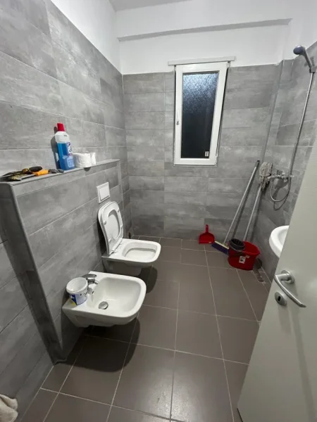 Tirane, jepet me qera apartament 1+1 Kati 3, 65 m² 420 € (astir)
