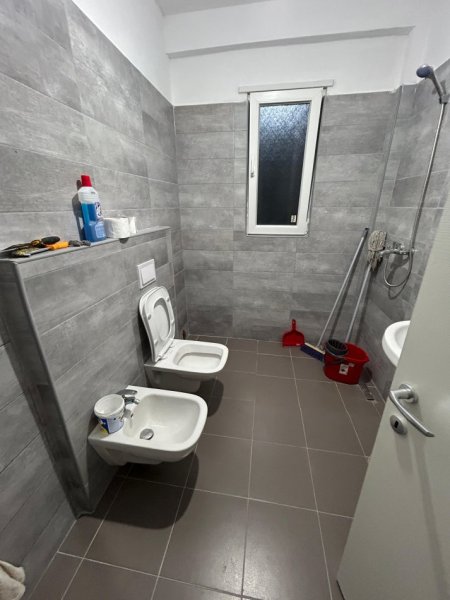 Tirane, jepet me qera apartament 1+1+Ballkon Kati 5, 80 m² 420 € (Rruga stefan shundi)
