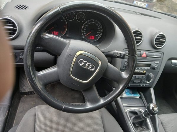 Tirane, shitet makine Audi A3 Nafte, e zeze manuale Klima 200.000 km 3.500 €