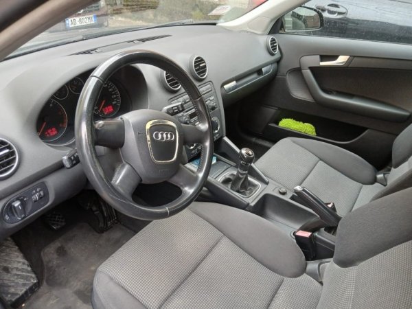 Tirane, shitet makine Audi A3 Nafte, e zeze manuale Klima 200.000 km 3.500 €